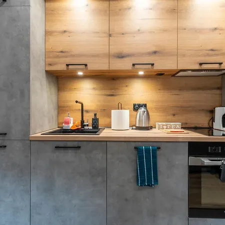 Апартамент Urban Five #4 - Stylish One-bedroom With Kitchen & Parking Велико Търново