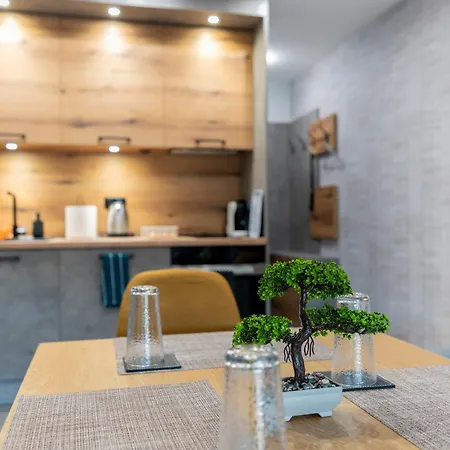 Urban Five #4 - Stylish One-bedroom With Kitchen & Parking Апартамент