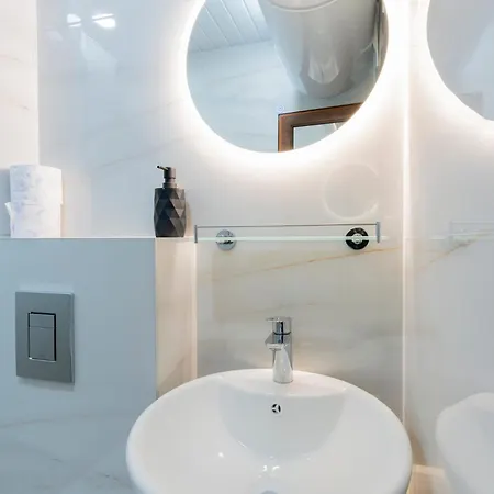 Urban Five #4 - Stylish One-bedroom With Kitchen & Parking Апартамент