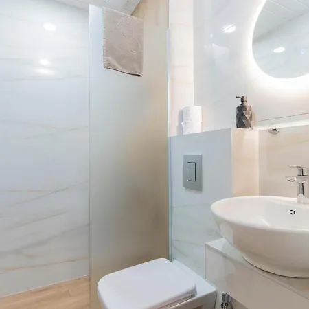 Urban Five #4 - Stylish One-bedroom With Kitchen & Parking Апартамент