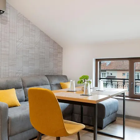 Urban Five #4 - Stylish One-bedroom With Kitchen & Parking Апартамент
