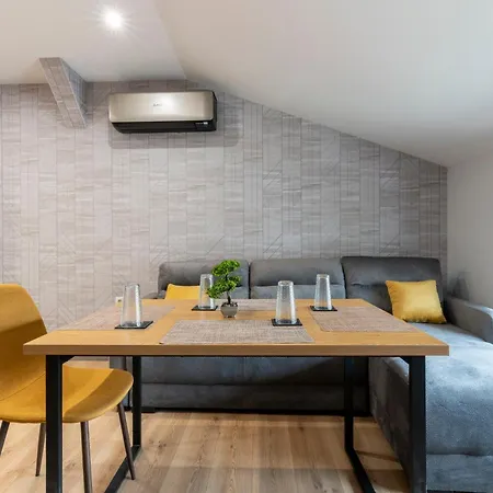 Апартамент Urban Five #4 - Stylish One-bedroom With Kitchen & Parking