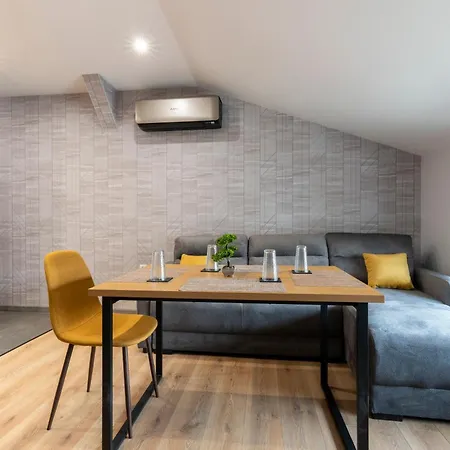 Urban Five #4 - Stylish One-bedroom With Kitchen & Parking Апартамент