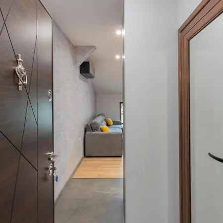 Urban Five #4 - Stylish One-bedroom With Kitchen & Parking Апартамент *