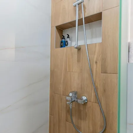 Urban Five #4 - Stylish One-bedroom With Kitchen & Parking Апартамент *