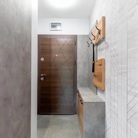 Апартамент Urban Five #4 - Stylish One-bedroom With Kitchen & Parking